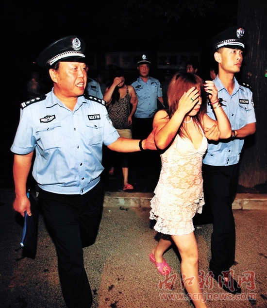内江:"站街女"当街拉客 警方三路出击抓获15人(图3) 内江:"站街女"当街拉客 警方三路出击抓获15人(图3)
