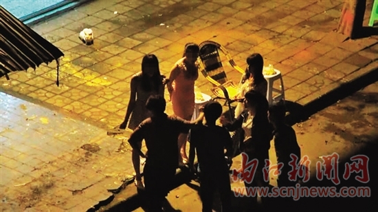 内江:"站街女"当街拉客&nbsp;警方三路出击抓获15人