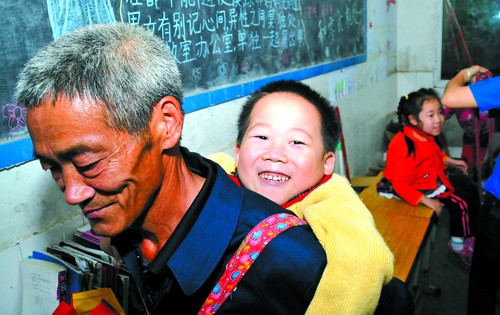感人母亲 背一双瘫痪儿女上学两年没一天请假(图4) 感人母亲 背一双瘫痪儿女上学两年没一天请假(图4)