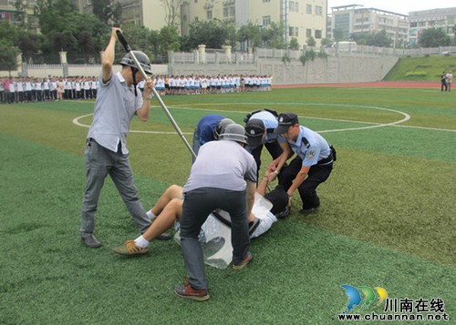 泸州十八中举行防恐防暴应急演练