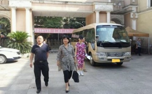 鞠萍、周洲携央视《大手牵小手》节目组来到泸州(图1)