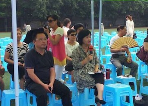 鞠萍、周洲携央视《大手牵小手》节目组来到泸州(图2)