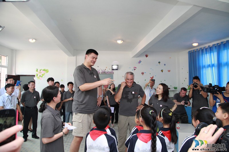 姚明走进泸州献爱心 边远小学当"篮球教练"(图2) 姚明走进泸州献爱心 边远小学当"篮球教练"(图2)