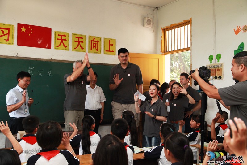 姚明走进泸州献爱心 边远小学当"篮球教练"(图4) 姚明走进泸州献爱心 边远小学当"篮球教练"(图4)