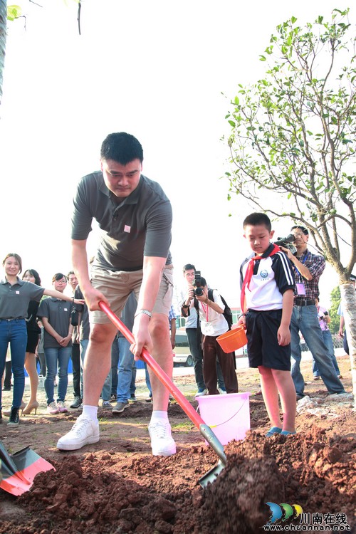 姚明走进泸州献爱心 边远小学当"篮球教练"(图10) 姚明走进泸州献爱心 边远小学当"篮球教练"(图10)