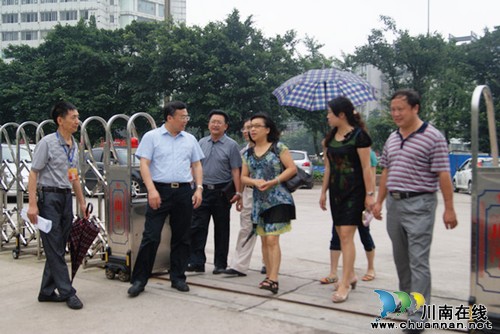 泸州十八中学校反恐防暴应急工作受省市领导好评
