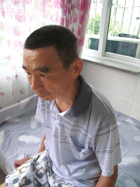 泸州:大爷摔倒没人扶 理发店老板娘勇敢扶起(图1) 泸州:大爷摔倒没人扶 理发店老板娘勇敢扶起(图1)