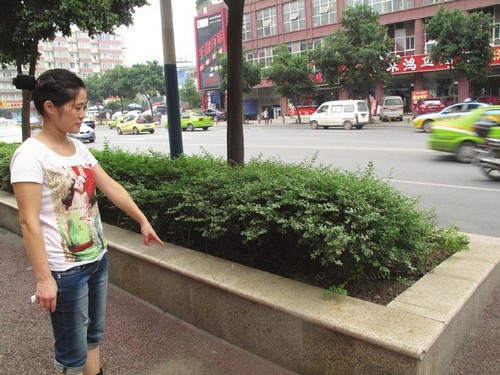 泸州:大爷摔倒没人扶 理发店老板娘勇敢扶起(图2) 泸州:大爷摔倒没人扶 理发店老板娘勇敢扶起(图2)