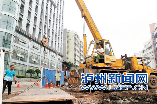 泸州江阳南路跨线桥工程进展顺利 11月底完工(图3) 泸州江阳南路跨线桥工程进展顺利 11月底完工(图3)