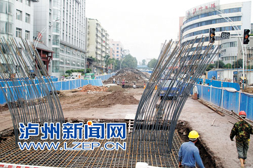 泸州江阳南路跨线桥工程进展顺利 11月底完工(图2) 泸州江阳南路跨线桥工程进展顺利 11月底完工(图2)