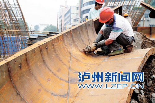 泸州江阳南路跨线桥工程进展顺利 11月底完工(图1) 泸州江阳南路跨线桥工程进展顺利 11月底完工(图1)