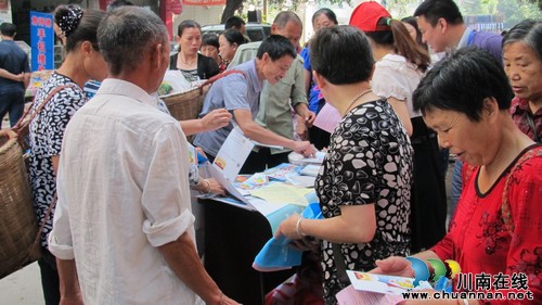 通滩镇：扎实开展法律七进，深化依法治镇宣传活动(图1)