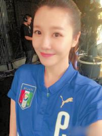 世界杯央视宜宾小妹这次穿了意大利球衣(图1)
