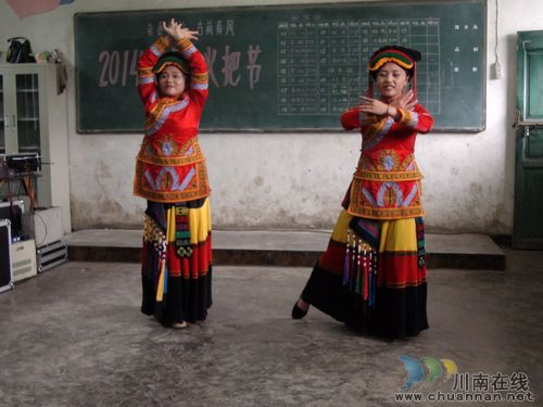 石屏乡：彝家有女初长成&nbsp;&nbsp;索玛花香飘彝乡(图2)