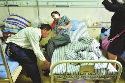 宜宾路人劝阻两小伙当街小便&nbsp;遭打成重伤(图1)