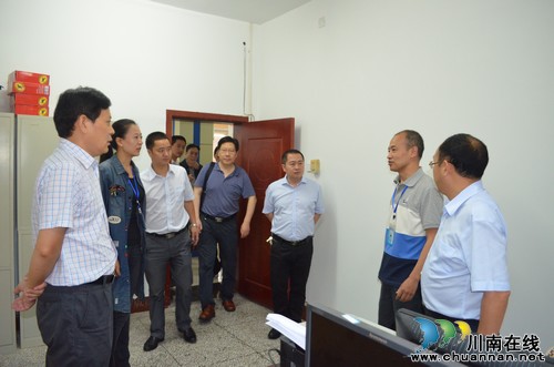 省食药监局调研华阳食品药品监管工作(图1) 省食药监局调研华阳食品药品监管工作(图1)