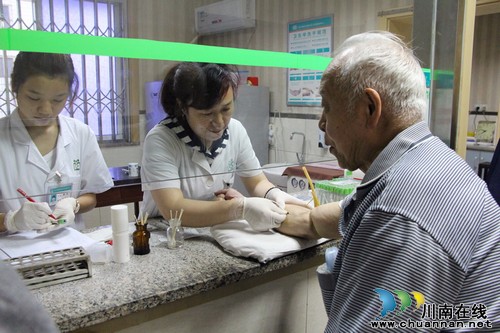 红星街道：184位老党员享受免费体检(图1)