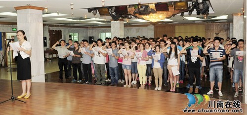 泸医附院举行2014年新党员宣誓仪式(图1)