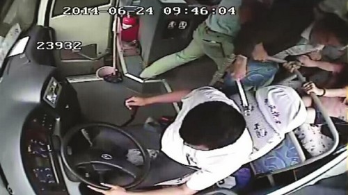 内江客车遭遇疯狂男子 司机临危不乱刹车靠边(图3) 内江客车遭遇疯狂男子 司机临危不乱刹车靠边(图3)