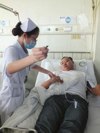 内江客车遭遇疯狂男子 司机临危不乱刹车靠边(图5) 内江客车遭遇疯狂男子 司机临危不乱刹车靠边(图5)