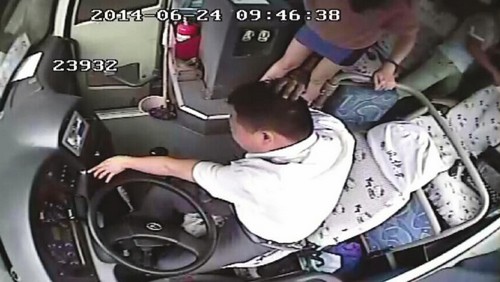 内江客车遭遇疯狂男子 司机临危不乱刹车靠边(图2) 内江客车遭遇疯狂男子 司机临危不乱刹车靠边(图2)