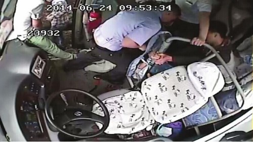内江客车遭遇疯狂男子 司机临危不乱刹车靠边(图4) 内江客车遭遇疯狂男子 司机临危不乱刹车靠边(图4)