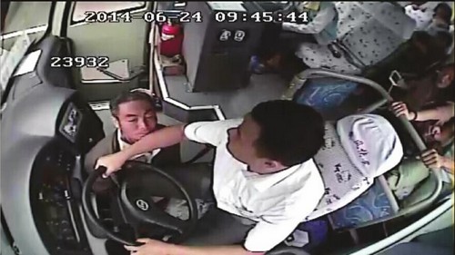 内江客车遭遇疯狂男子 司机临危不乱刹车靠边(图1) 内江客车遭遇疯狂男子 司机临危不乱刹车靠边(图1)