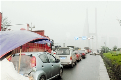 工期长施工工人少 宜宾长江大桥维修慢吞吞(图1) 工期长施工工人少 宜宾长江大桥维修慢吞吞(图1)