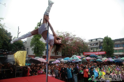 泸州：全国冠军泸县“章子怡”家乡秀绝活(图)(图2)