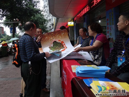 合江县开展第24全国“土地日”宣传活动(图1) 合江县开展第24全国“土地日”宣传活动(图1)