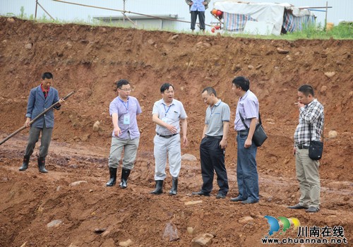 一个电话修复断头路 村民称赞好“撇脱”(图1) 一个电话修复断头路 村民称赞好“撇脱”(图1)