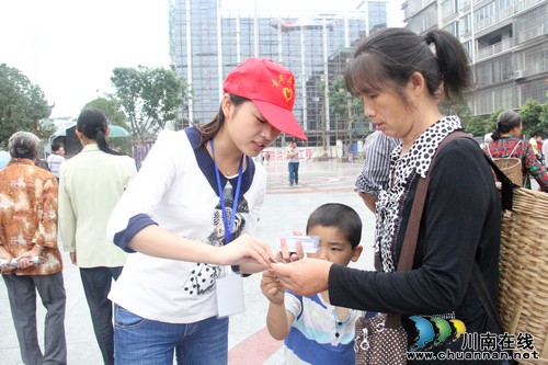 云龙镇：赶集天“禁毒、防邪”法制宣传(图1)