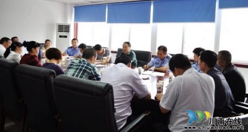 叙永县委书记慰问禁毒工作民警(图1)