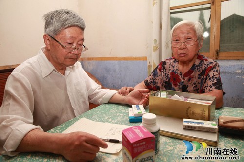 党旗下 "不老红心"为民义诊22年(图4) 党旗下 "不老红心"为民义诊22年(图4)