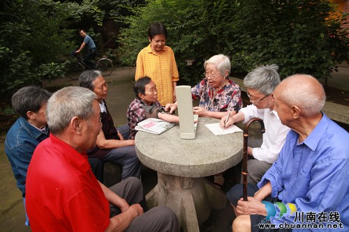 党旗下 "不老红心"为民义诊22年(图2) 党旗下 "不老红心"为民义诊22年(图2)