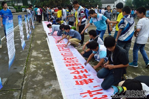 百和镇：禁毒宣传为青少年戴上“防毒面具”(图1)