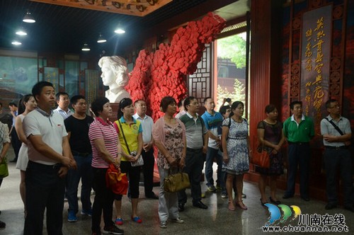 宜宾:民营企业抓党建 缅怀先烈谈感恩(图3) 宜宾:民营企业抓党建 缅怀先烈谈感恩(图3)