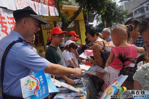 泸县开展党员志愿服务“四大行动”庆“七·一”(图3) 泸县开展党员志愿服务“四大行动”庆“七·一”(图3)