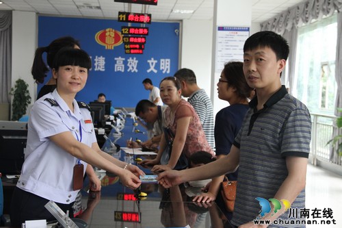 龙马国税免费发放“便民办税卡”沁暖人心(图1)