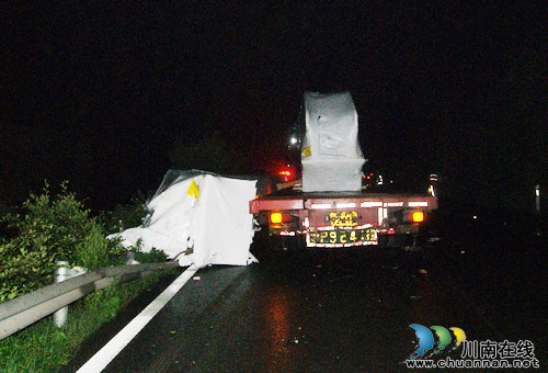 泸州:车祸堵塞道路&nbsp;高管大队民警昼夜奋战保畅通(图2)