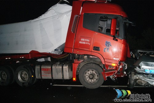 泸州:车祸堵塞道路&nbsp;高管大队民警昼夜奋战保畅通(图1)