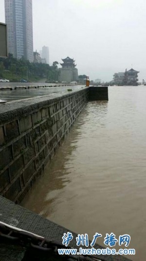 长江泸州段水位上涨 滨江路停车场关闭(图)(图1) 长江泸州段水位上涨 滨江路停车场关闭(图)(图1)