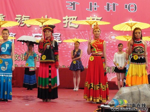 石屏像:火热七月火热情 彝汉同庆火把节(图9) 石屏像:火热七月火热情 彝汉同庆火把节(图9)