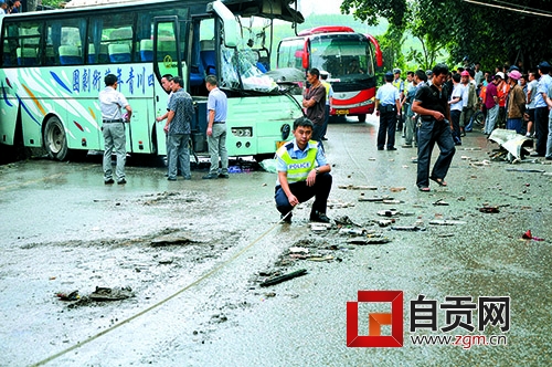 自贡S305线两辆客车迎面相撞 24人留院观察(图3) 自贡S305线两辆客车迎面相撞 24人留院观察(图3)