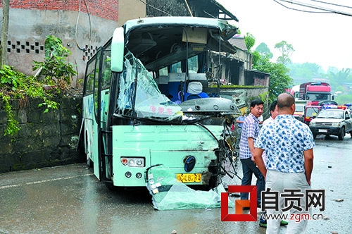 自贡S305线两辆客车迎面相撞 24人留院观察(图2) 自贡S305线两辆客车迎面相撞 24人留院观察(图2)