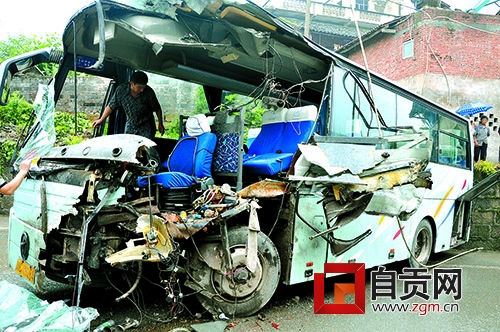 自贡S305线两辆客车迎面相撞 24人留院观察(图1) 自贡S305线两辆客车迎面相撞 24人留院观察(图1)
