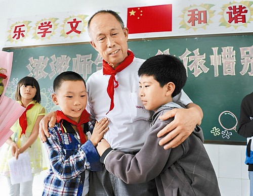 宜宾:"挑夫校长"的最后一课(图1) 宜宾:"挑夫校长"的最后一课(图1)