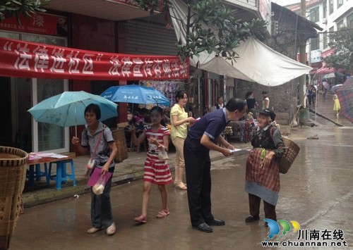 留宾乡:践行群众路线 开展送法进村社活动(图1) 留宾乡:践行群众路线 开展送法进村社活动(图1)