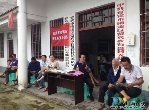 留宾乡:践行群众路线 开展送法进村社活动(图2) 留宾乡:践行群众路线 开展送法进村社活动(图2)