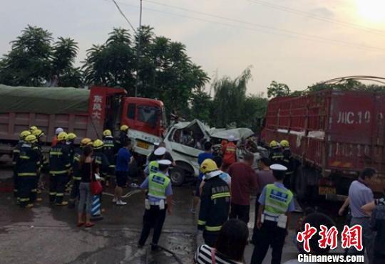省道305线自贡境内发生车祸 致4死6伤(图1) 省道305线自贡境内发生车祸 致4死6伤(图1)